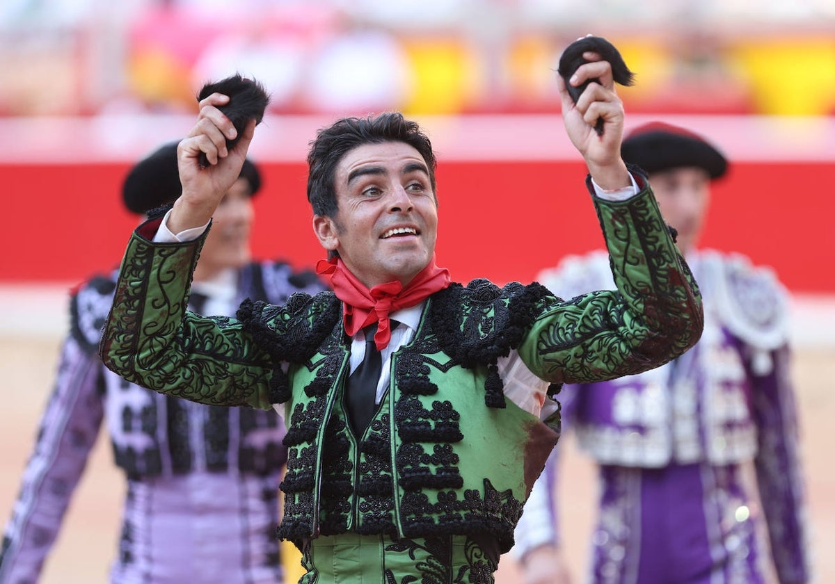 Miguel Ángel Perera con las dos orejas que cortó a su segundo toro en Pamplona.