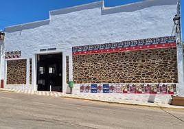 Fachada principal de la plaza de abastos, tras la tradicional pegada de carteles electorales a principios de la campaña.