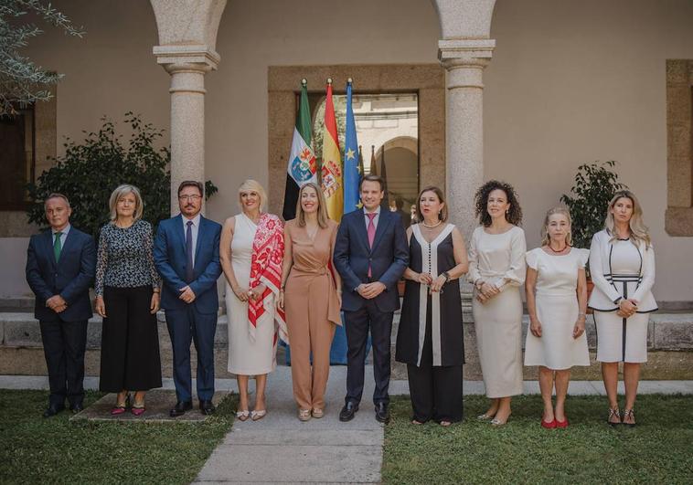 Foto de familia del nuevo equipo de Gobierno de la Junta de Extremadura.