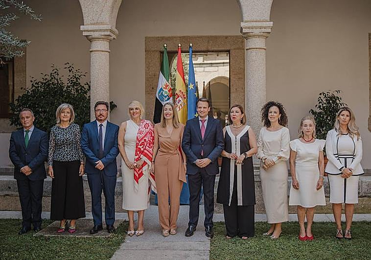 Toma de posesión de los nuevos consejeros en el patio de Presidencia de la Junta de Extremadura.