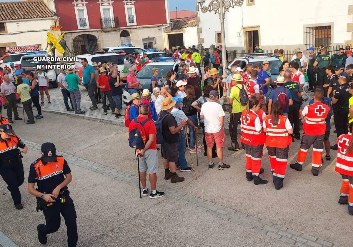 Efectivos de los Cuerpos de Seguridad, voluntarios de Cruz Roja y vecinos de Plasenzuela buscan al desaparecido.