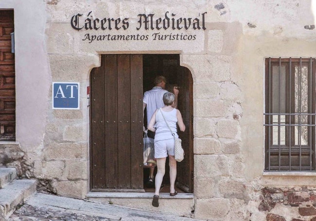 Imagen de archivo de un apartamento situado dentro del recinto monumental de Cáceres.