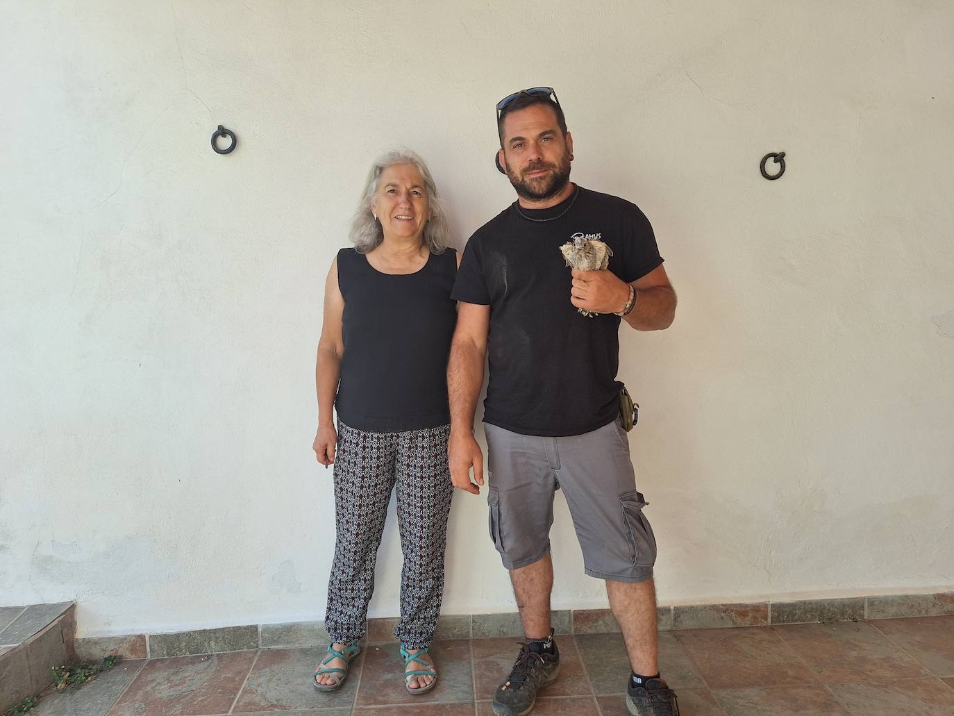 Loli López Leitón, junto al técnico de AMUS que vino a recoger el animal.