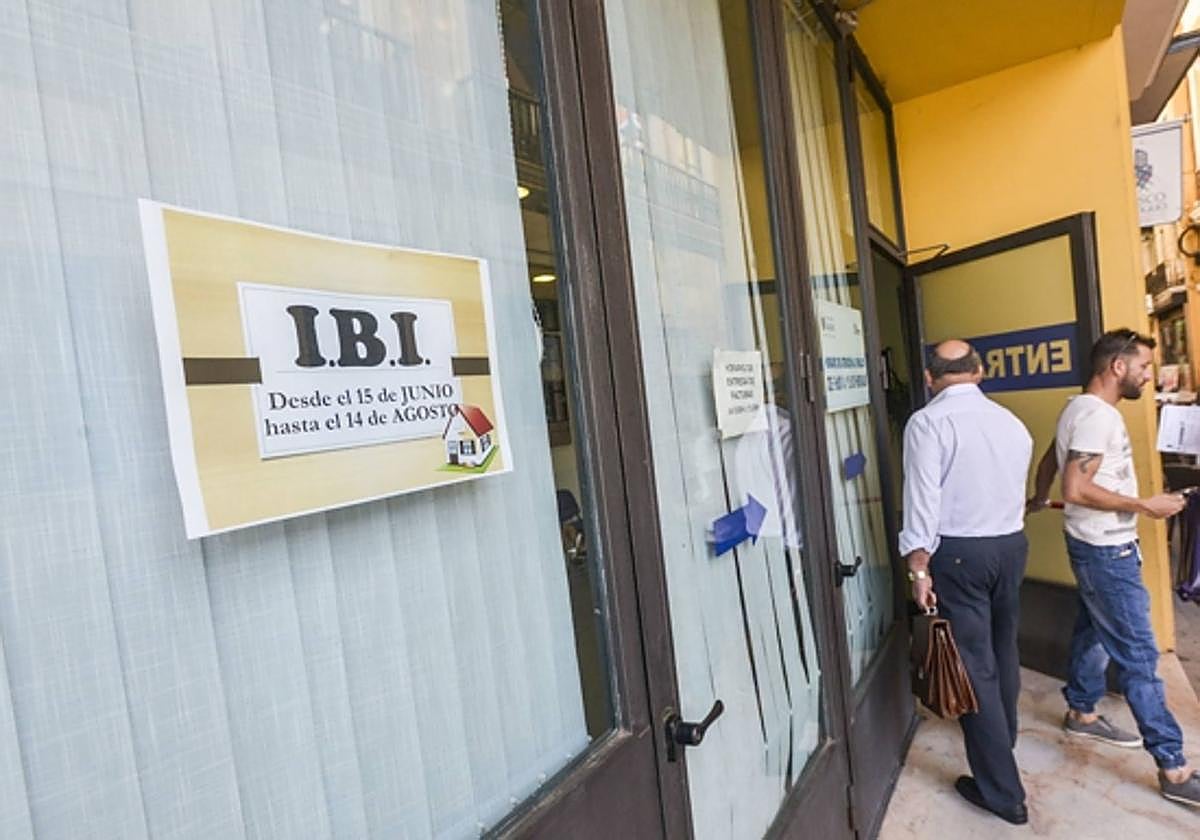 Cartel anunciando el periodo de pago del IBI en una imagen de archivo.