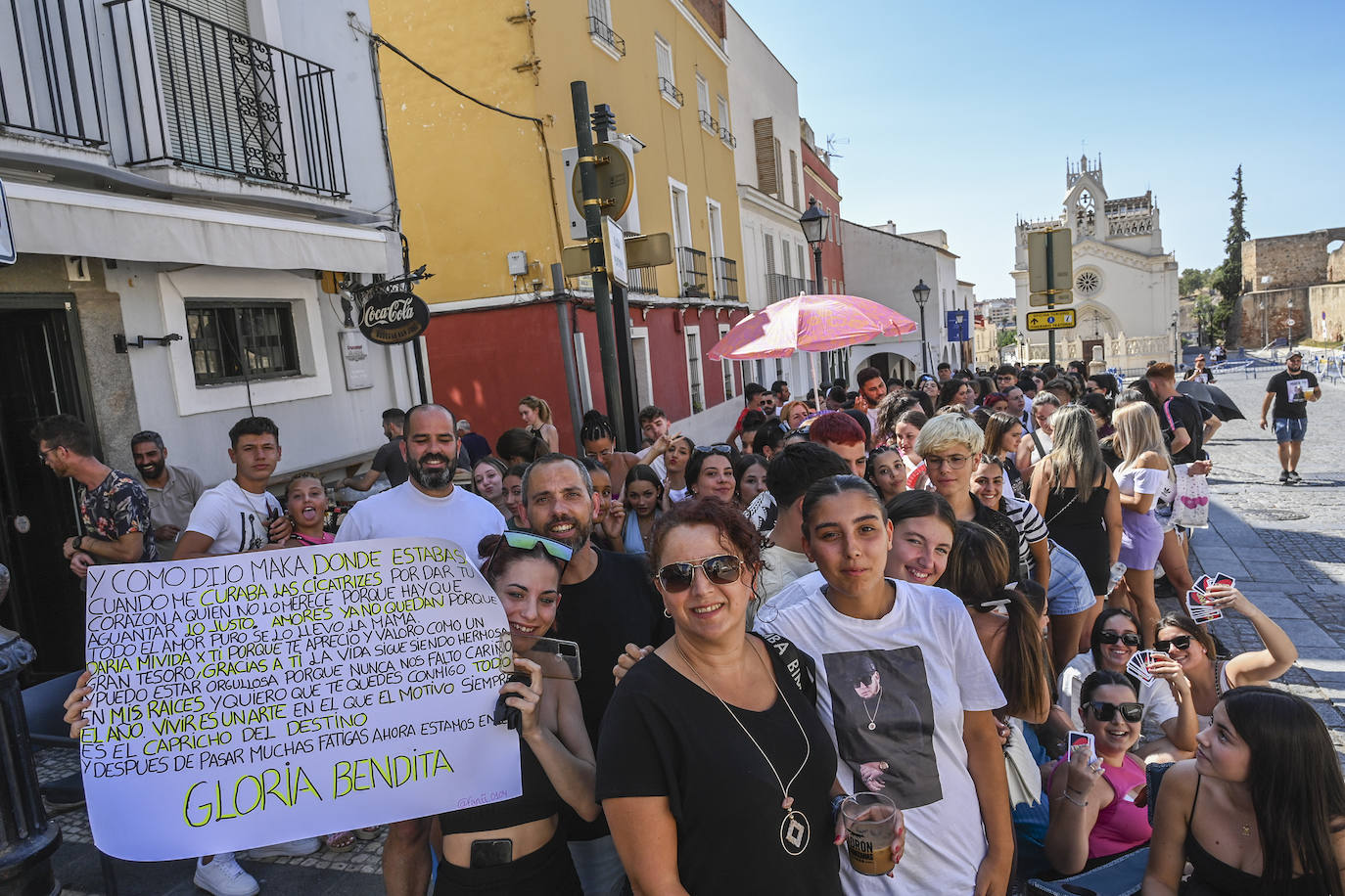 Decenas de persona hacen cola desde las nueve de la mañana para estar lo más cerca posible del escenario.