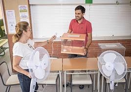 Preparativos en el pabellón del colegio Moztezuma de Cáceres para la jornada de votación de hoy.