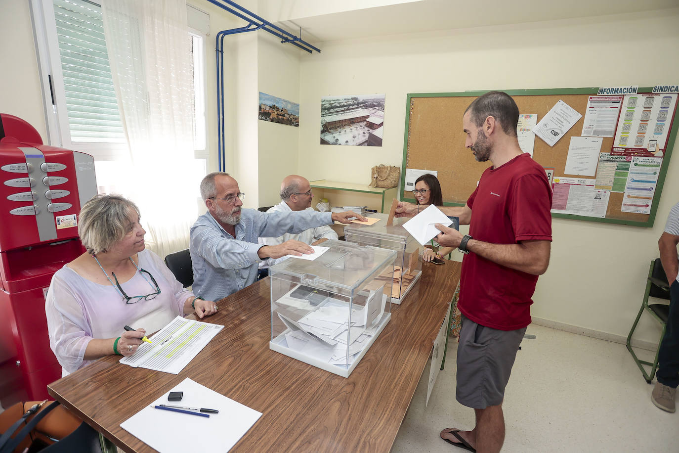 Así han votado los extremeños hasta mediodía este domingo