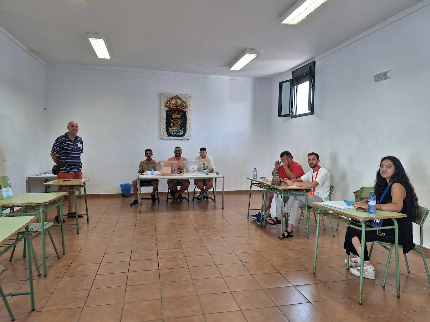 Imagen principal - Arriba, componentes de las mesas e interventores de partidos. Abajo, Luisa Guerrero, la cartera local, tras llevarel voto por correo.