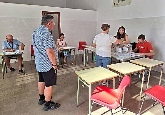 Votantes en la mesa 1-U, donde se han tenido que hacer suplencias de última hora.