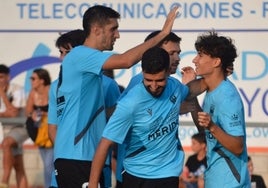 Los jugadores del Mérida celebran uno de los dos goles del juvenil Raúl Martín.