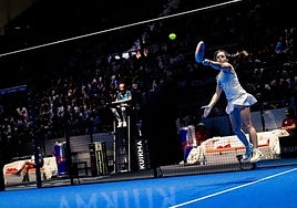 Paula Josemaría devuelve una bola en la final del Madrid Premier Padel.