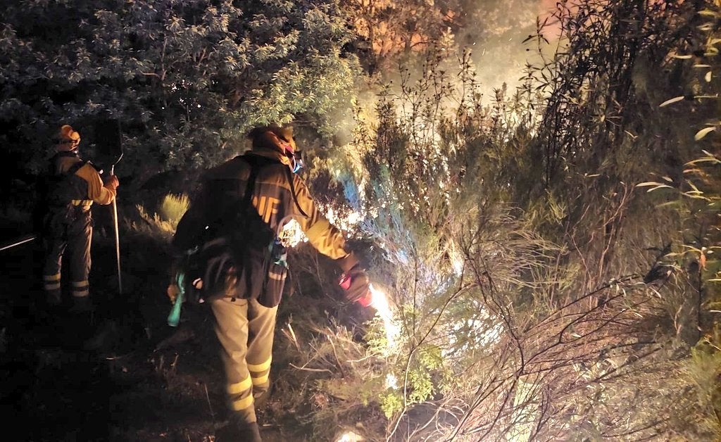 Imágenes del incendio en la garganta de Minchones, en Villanueva de la Vera