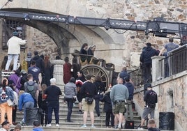 Rodaje con las actrices Olivia Cooke y Phia Saban bajo el Arco de la Estrella en mayo.