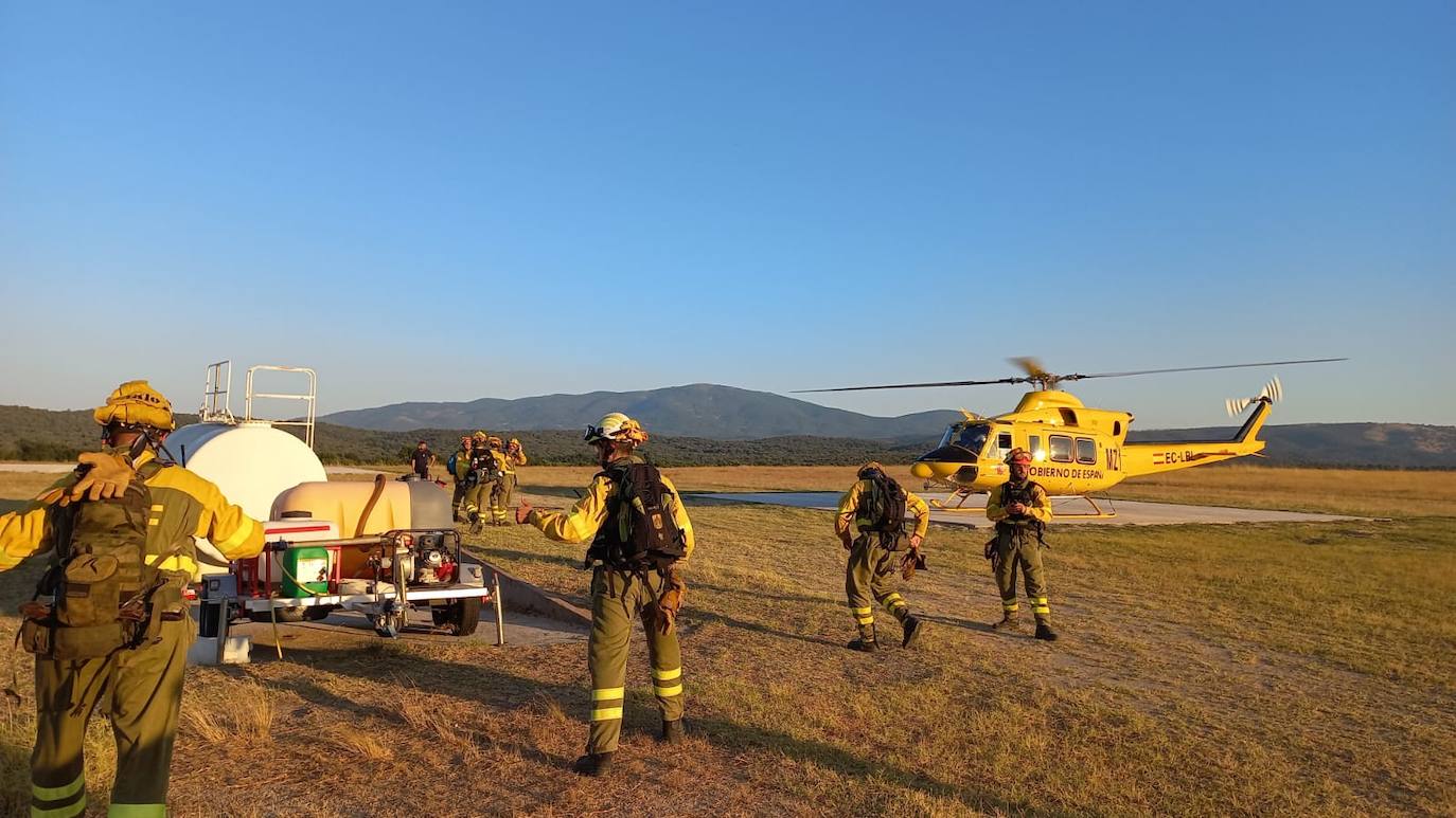 Imágenes del incendio en la garganta de Minchones, en Villanueva de la Vera