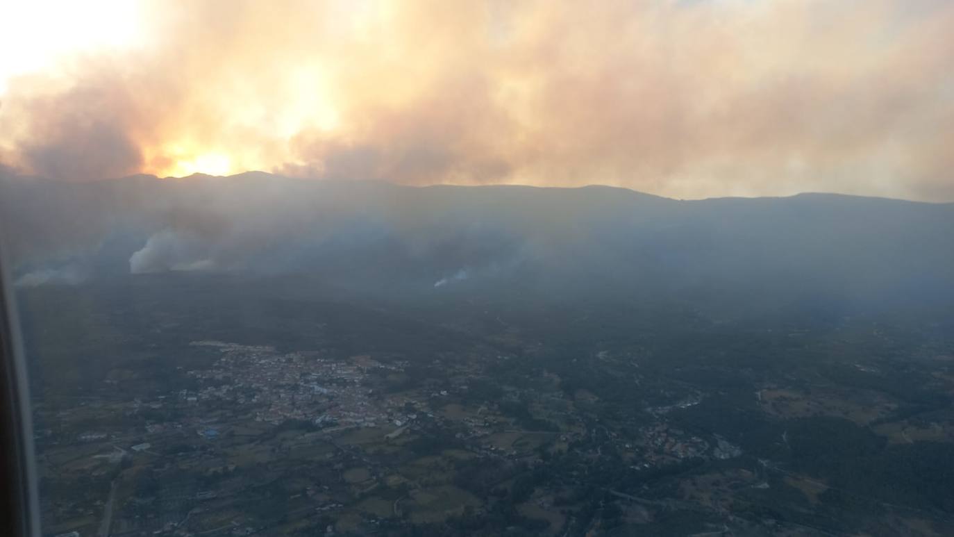Imágenes del incendio en la garganta de Minchones, en Villanueva de la Vera