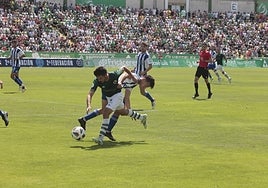 Samu Manchón intenta zafarse de un rival en un partido con el Cacereño en el Príncipe Felipe.