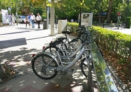 Bicicletas públicas de alquiler junto a Correos en 2011, cuando aún estaba en marcha este servicio.