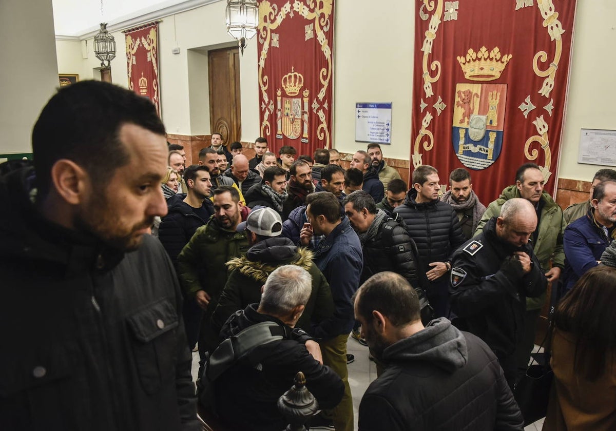 Los agentes protestando en un pleno municipal.