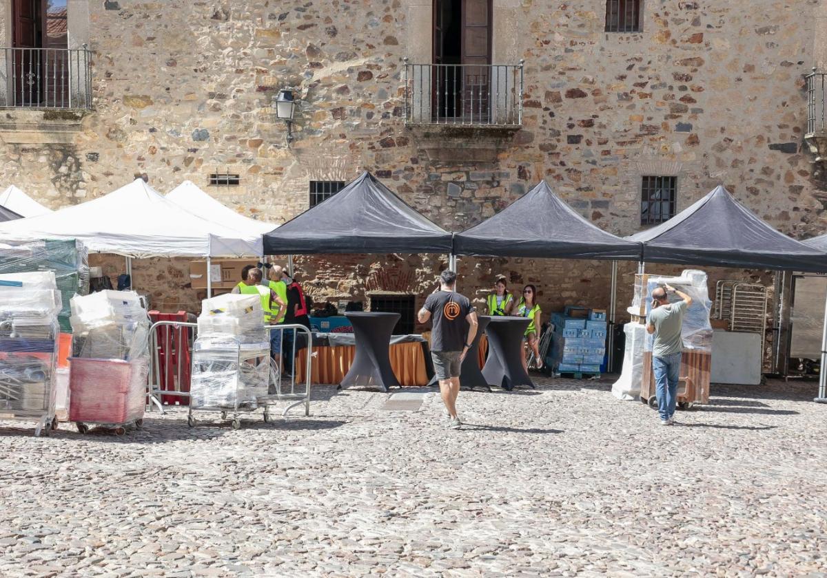 Montaje del 'backstage' en la Plaza de San Mateo, ayer, para la grabación del programa hoy en Atrio.