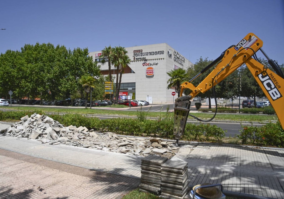 Los operarios picando la zona por donde irá el carril.