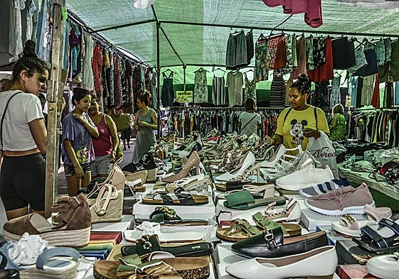 Puesto de zapatos en el mercadillo de los martes.