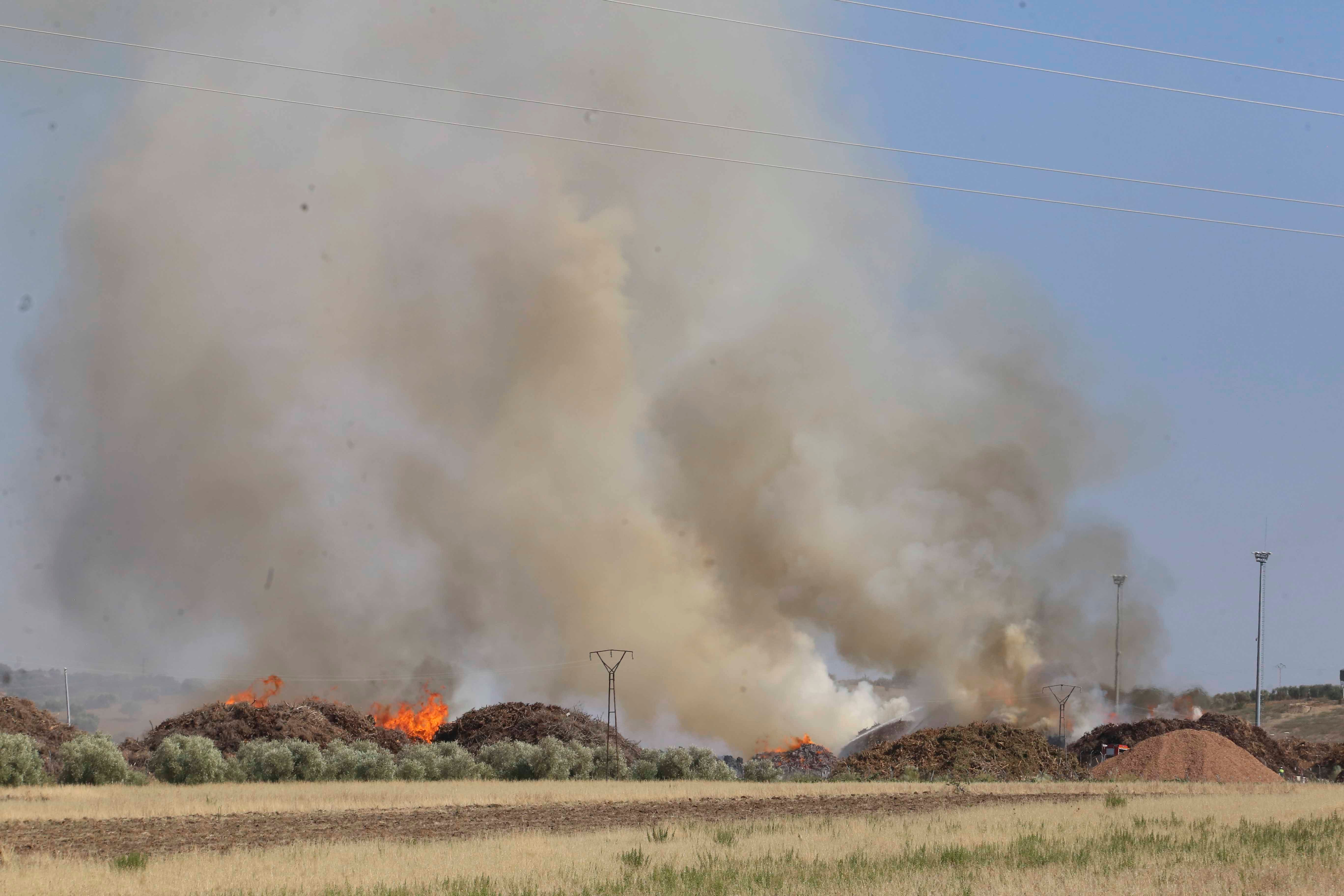 Así luchan los bomberos contra las llamas en la planta de Biomasa de Mérida (II)