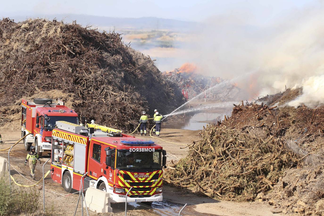 Así luchan los bomberos contra las llamas en la planta de Biomasa de Mérida (II)