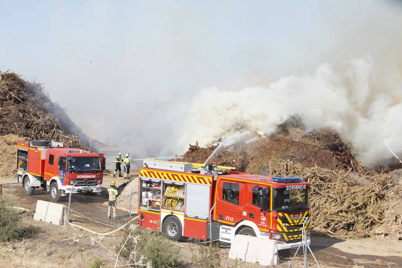 Así luchan los bomberos contra las llamas en la planta de Biomasa de Mérida (II)