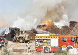 Así luchan los bomberos contra las llamas en la planta de Biomasa de Mérida