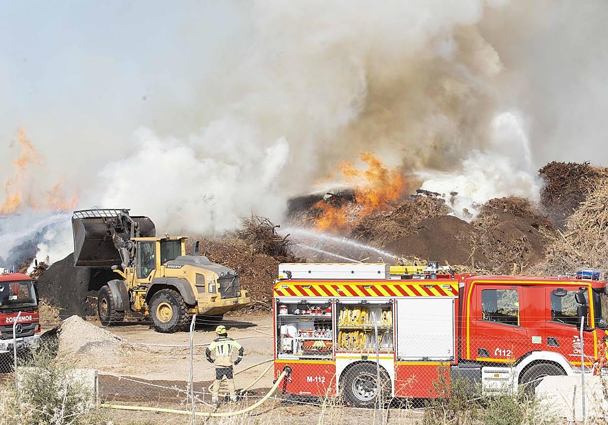 Así luchan los bomberos contra las llamas en la planta de Biomasa de Mérida