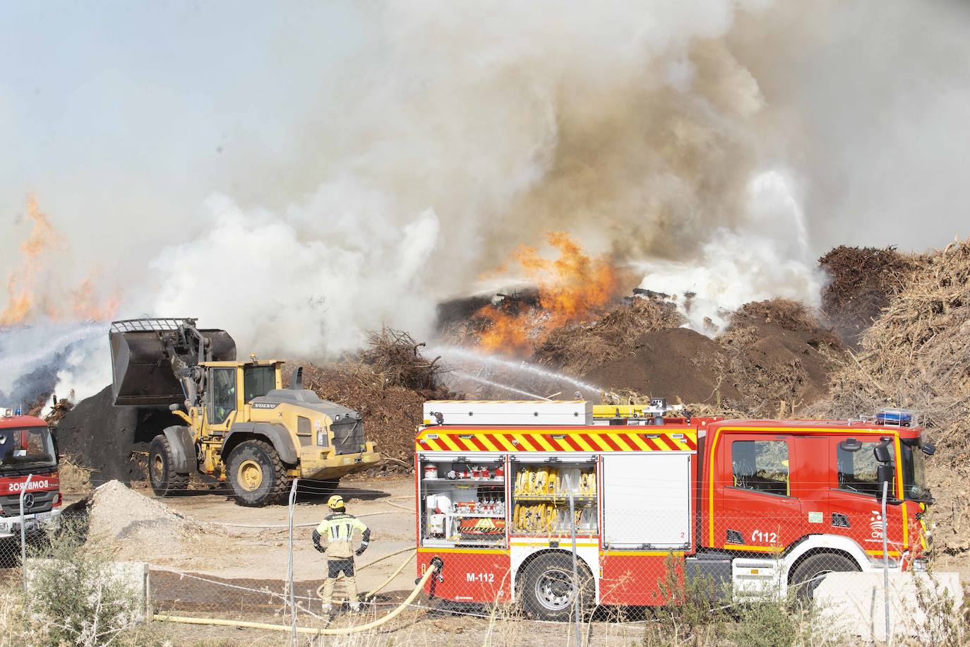Así luchan los bomberos contra las llamas en la planta de Biomasa de Mérida (II)