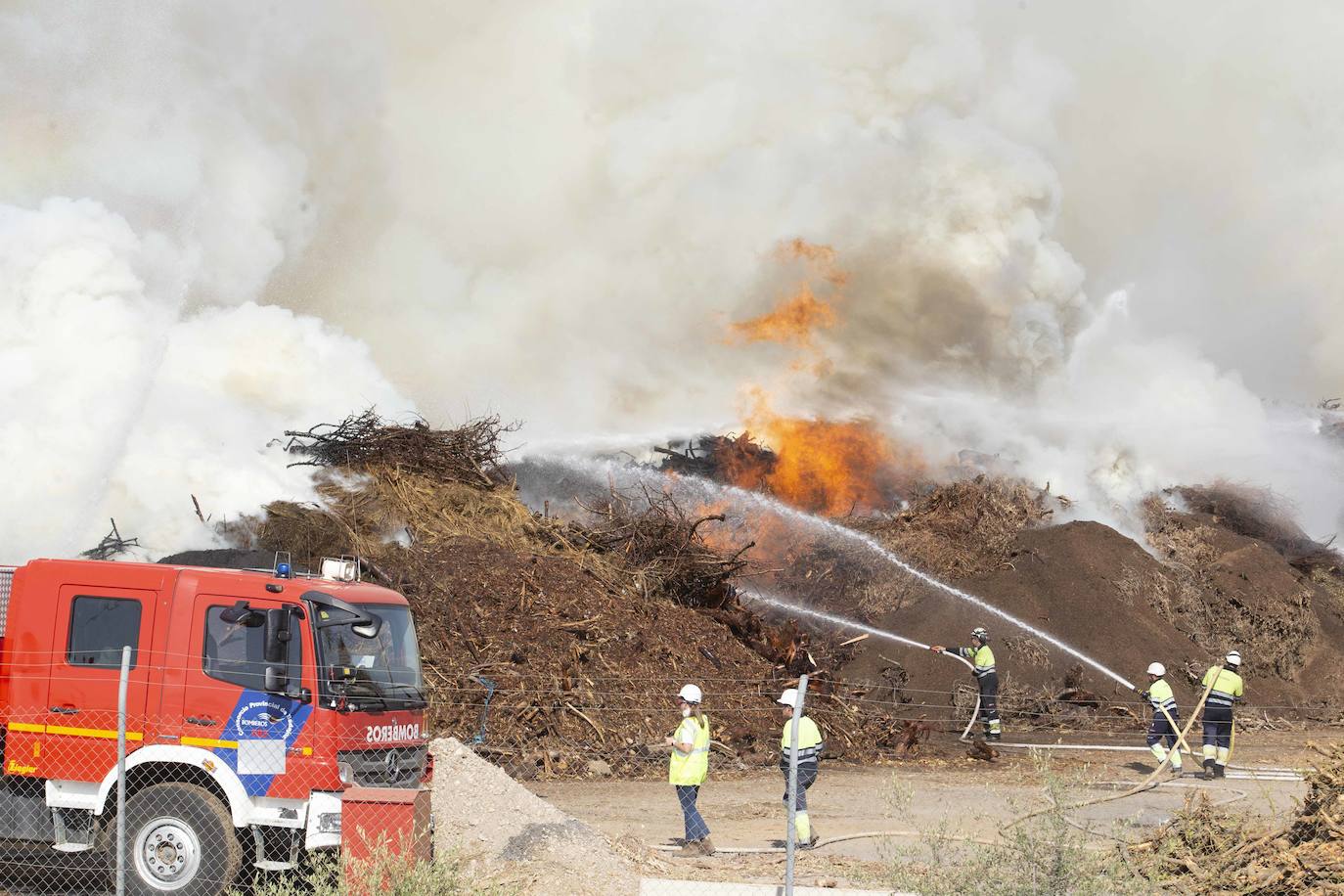 Así luchan los bomberos contra las llamas en la planta de Biomasa de Mérida (II)