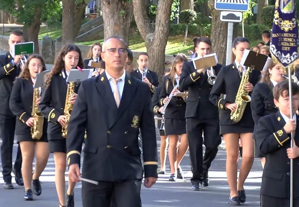La banda de música de Cabeza del Buey actúa en el desfile final de DisneyLand este 3 de agosto