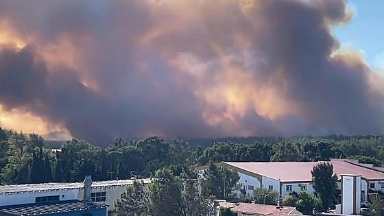 Un incendio en Cascais amenaza viviendas y deja al menos trece heridos