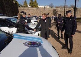 El alcalde Ignacio Gragera revisando en febrero la incorporación de nuevos coches de la Policía Local.