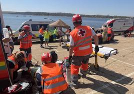Los esquipos sanitarios simulan la asistencia a varios heridos en la playa de Orellana.
