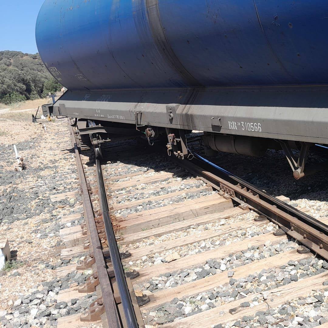 Así quedó el tren de mercancías tras descarrilar cerca de Cazalla de la Sierra