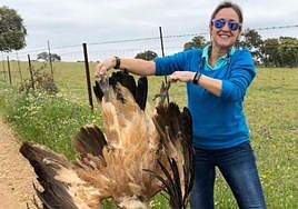 Graciela María Gómez Álvarez posa sonriente con el buitre muerto.