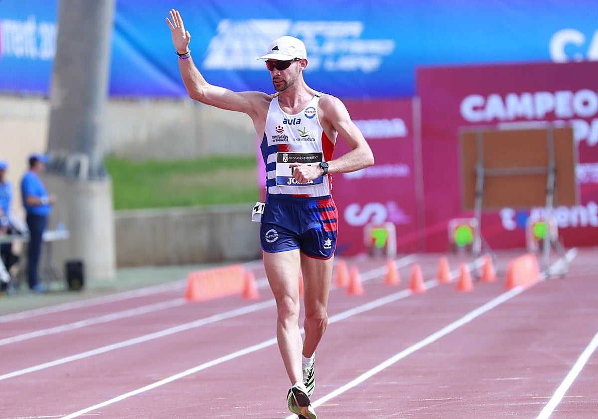Álvaro Martín, en los últimos metros de la carrera antes de cruzar la meta.