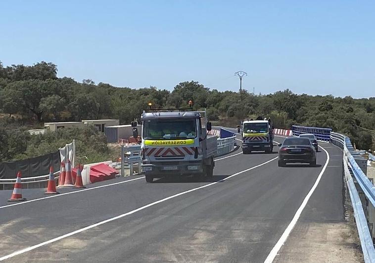 Circulación ya normalizada sobre el puente que se ha habilitado para arreglar el socavón.