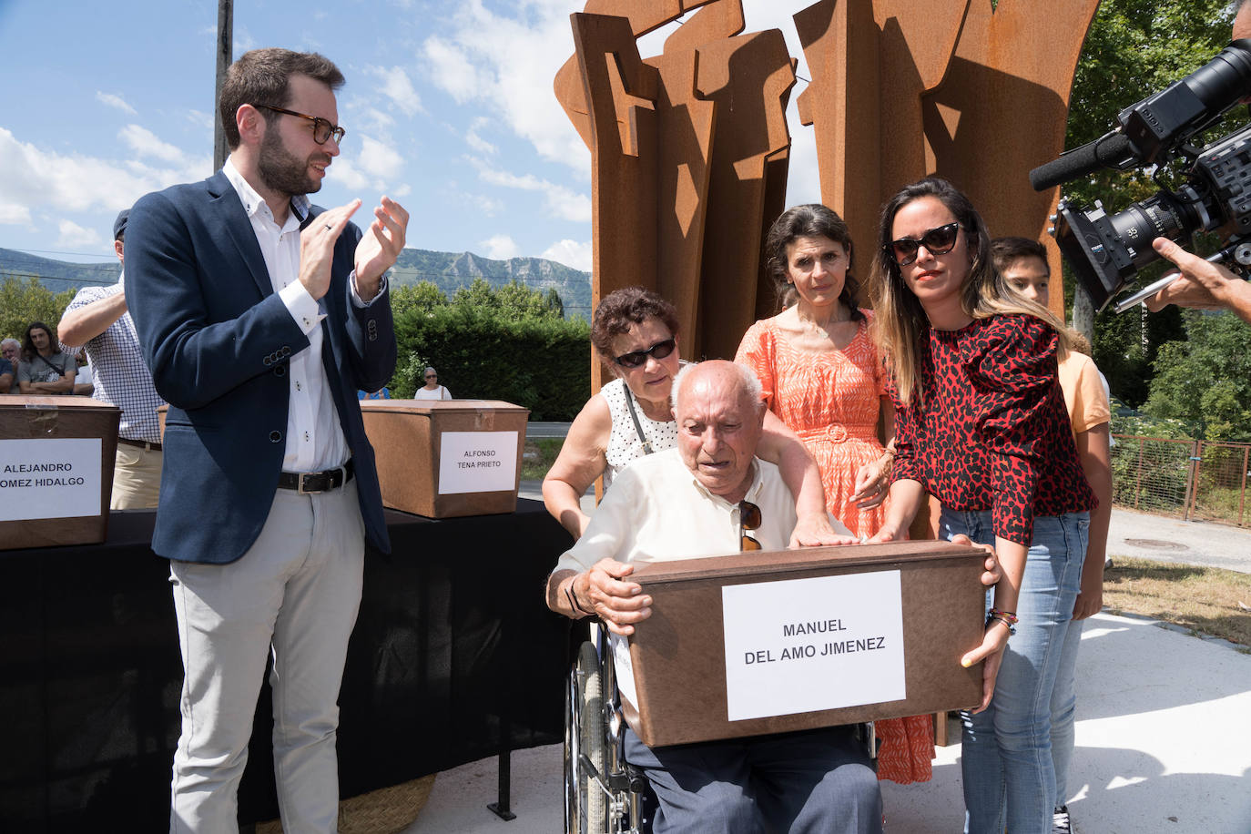 Los familiares de los hermanos Manuel y Salvador del Amo Jiménez recogen sus restos