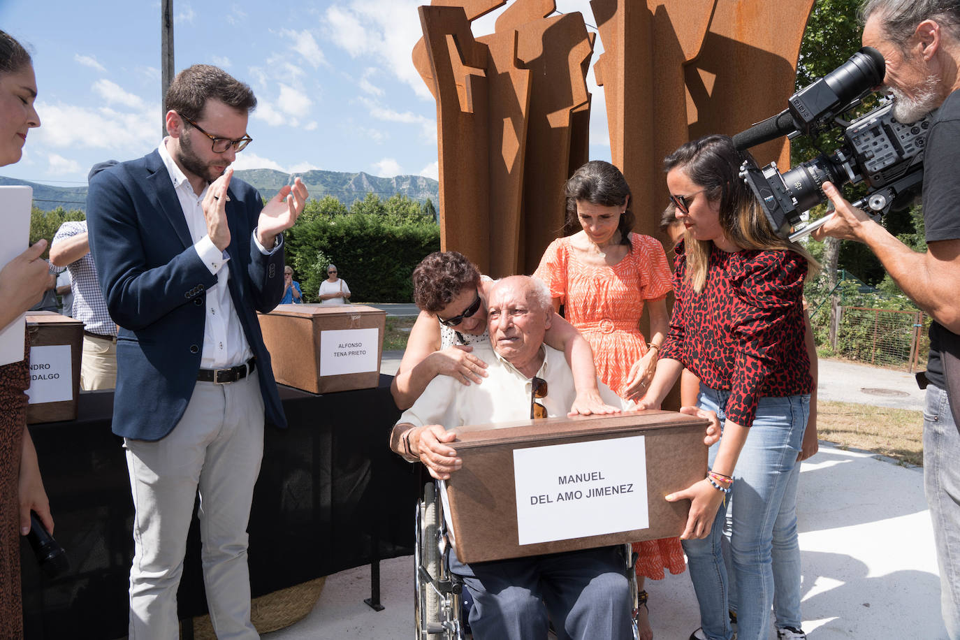 Los familiares de los hermanos Manuel y Salvador del Amo Jiménez recogen sus restos