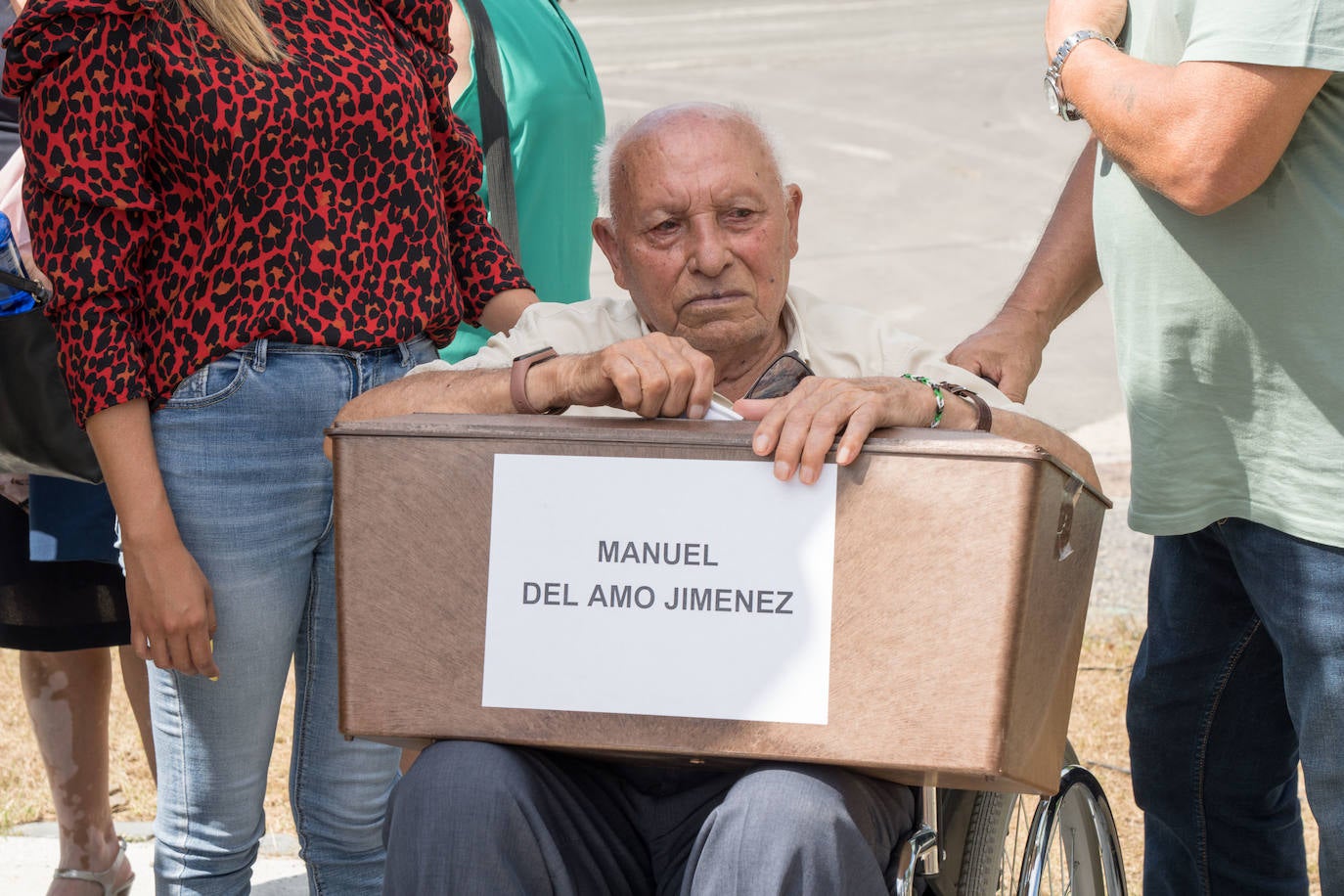 Los familiares de los hermanos Manuel y Salvador del Amo Jiménez recogen sus restos