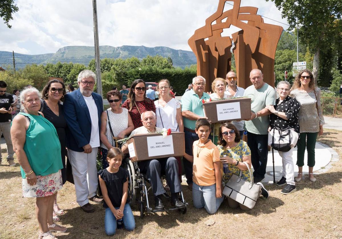 Los familiares de los hermanos Manuel y Salvador del Amo Jiménez recogen sus restos