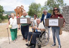 Algunos de los familiares han recibido los restos de los hermanos Salvador y Manuel del Amo Jiménez, fallecido en 1941.