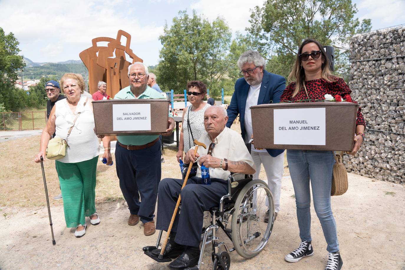 Los familiares de los hermanos Manuel y Salvador del Amo Jiménez recogen sus restos