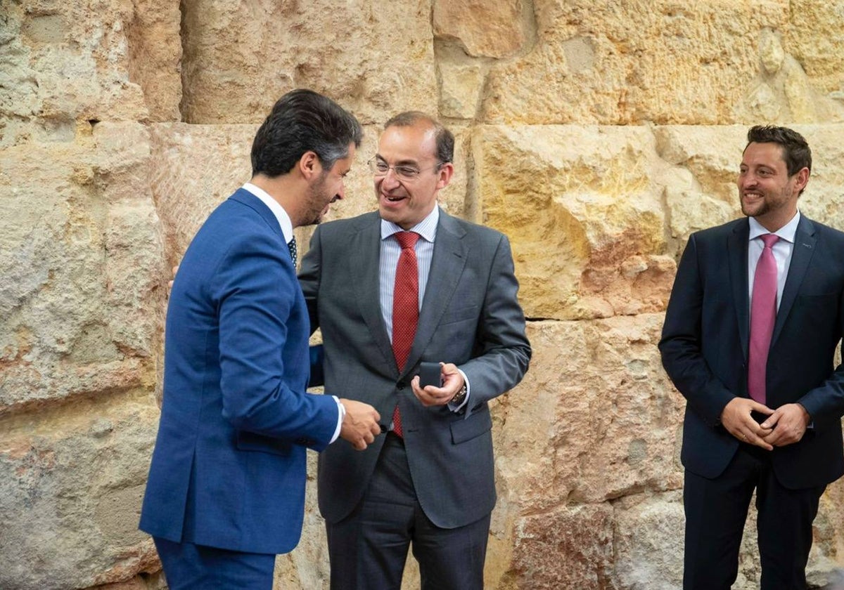 Rafael Mateos recibe la insignia del presidente del grupo y alcalde de San Cristóbal de la Laguna, Luis Yeray Gutiérrez.