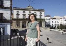 Pilar López Puig en la Plaza Mayor de Cáceres.