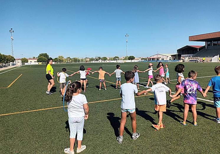 Imagen principal - Finaliza el primer mes del Campus de Verano de Calamonte con más de 400 niños inscritos