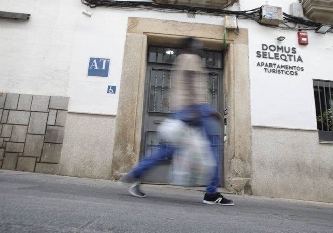 Imagen de un edificio de apartamentos turísticos situado cerca de la Plaza Mayor de Cáceres.